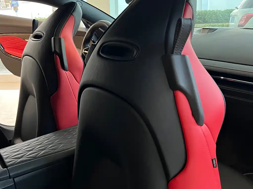 Aston Martin DB12 — миниатюра 8