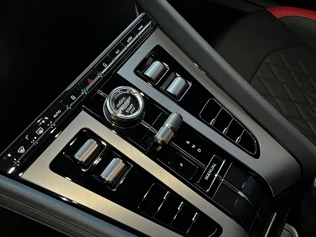Aston Martin DB12 — миниатюра 10