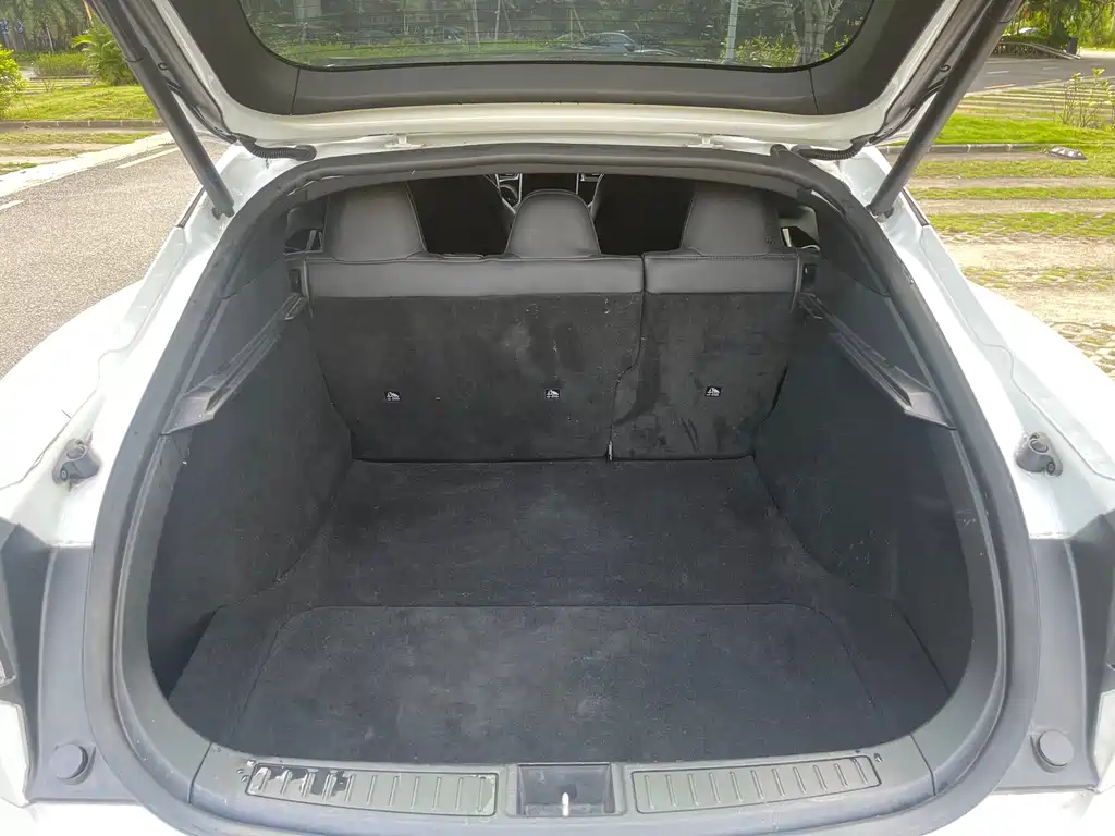 Tesla Model S — миниатюра 9