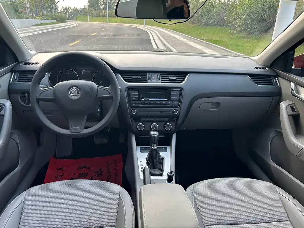 Skoda Octavia 2015 1.6L AT