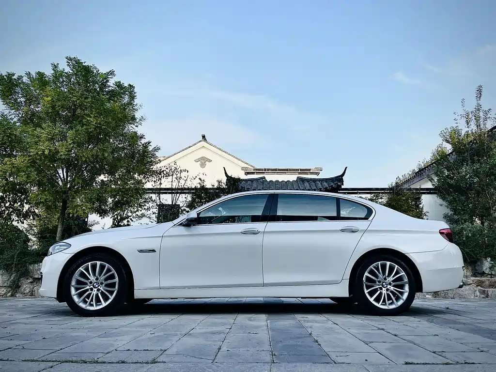BMW 5 Series — миниатюра 7