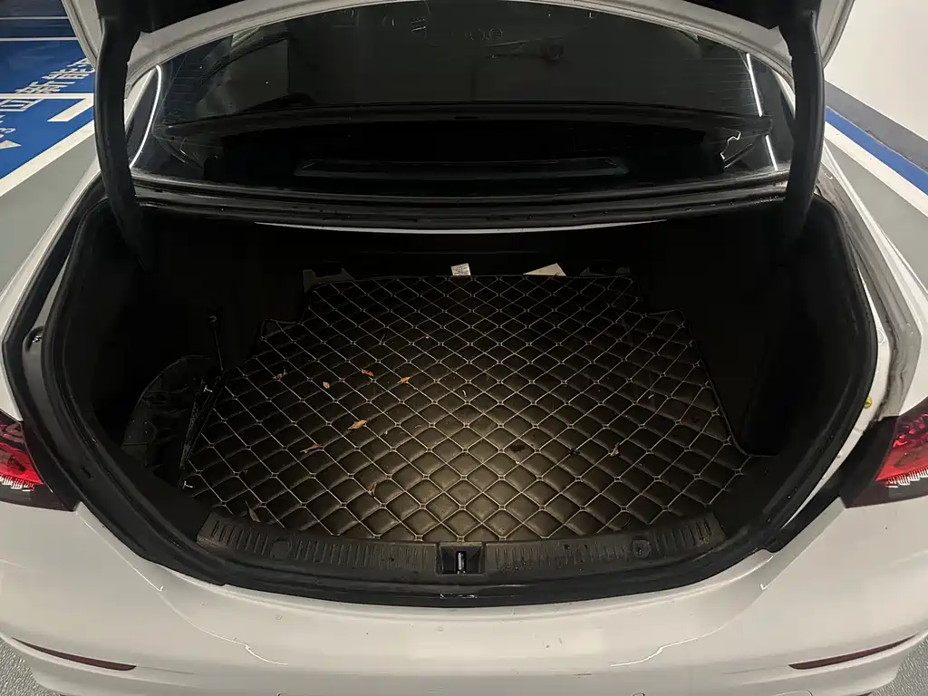 Mercedes-Benz E-Class — миниатюра 10