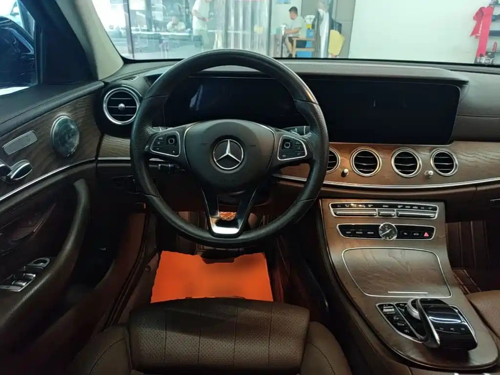 Mercedes-Benz E-Class — миниатюра 11