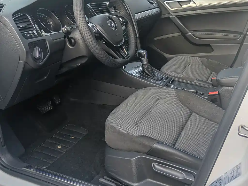 Volkswagen Golf EV — миниатюра 7
