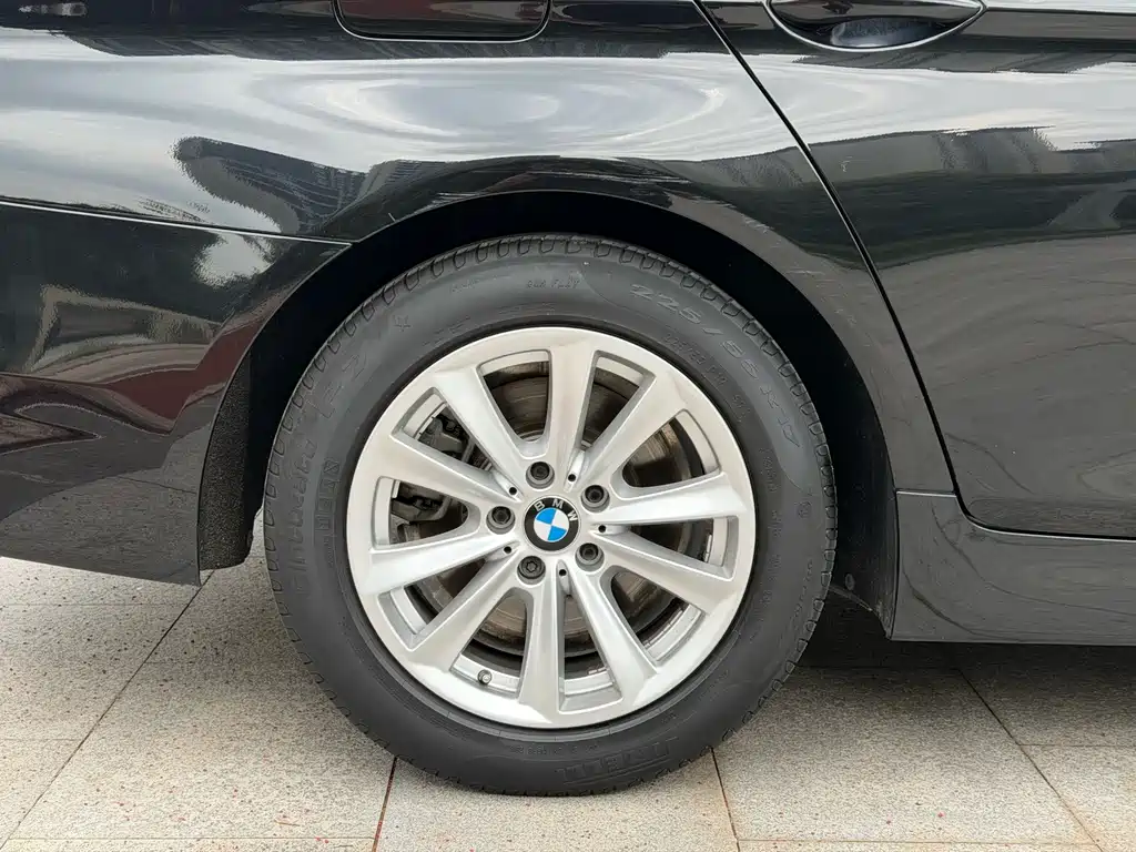 BMW 5 Series — миниатюра 12