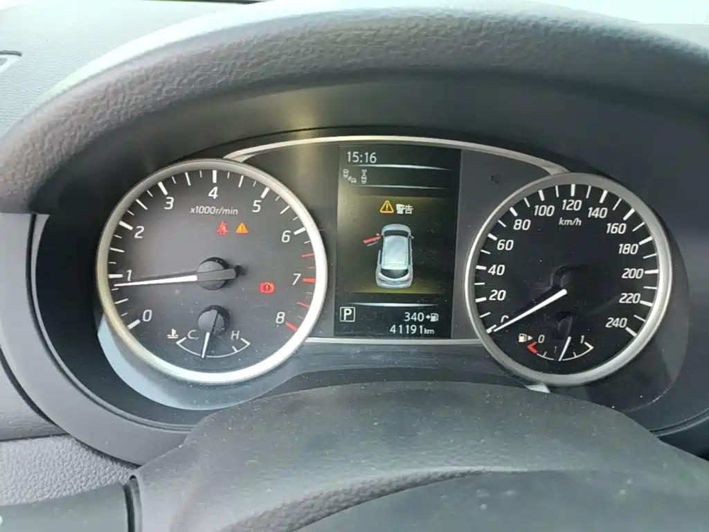 Nissan Tiida — миниатюра 12
