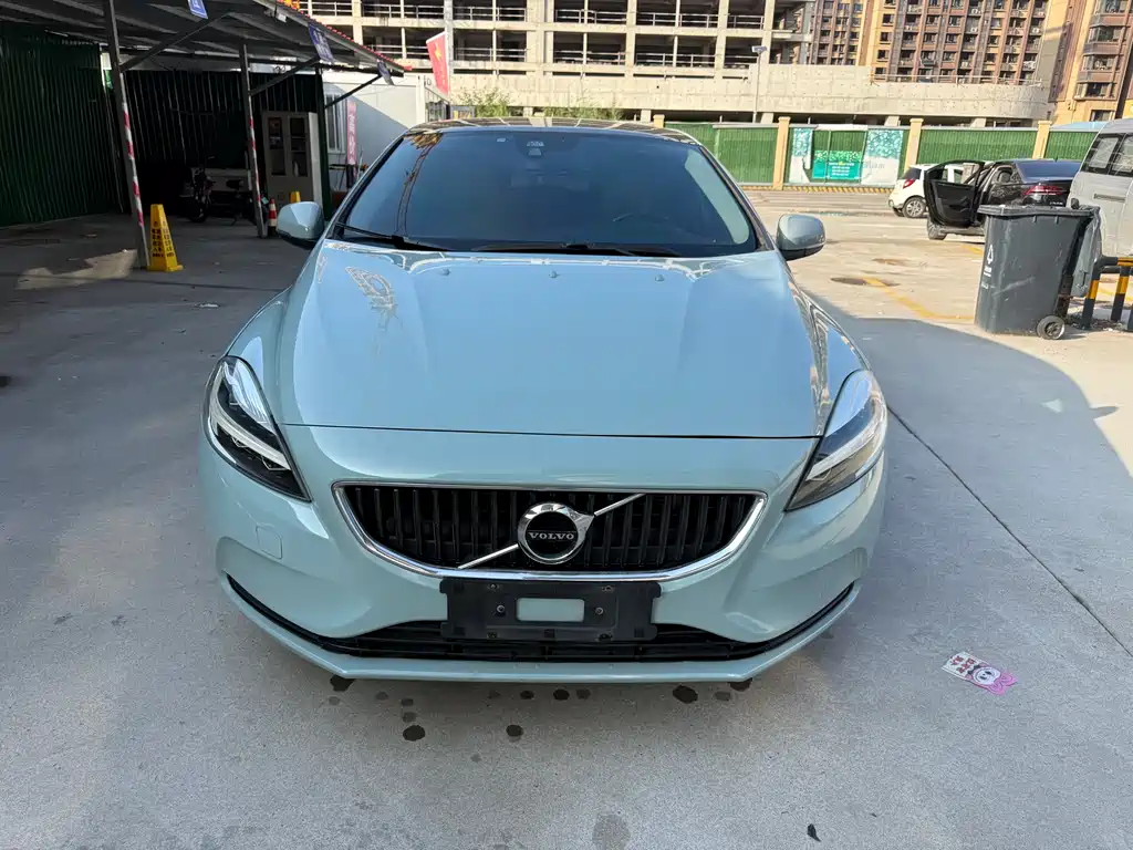 VOLVO  V40
