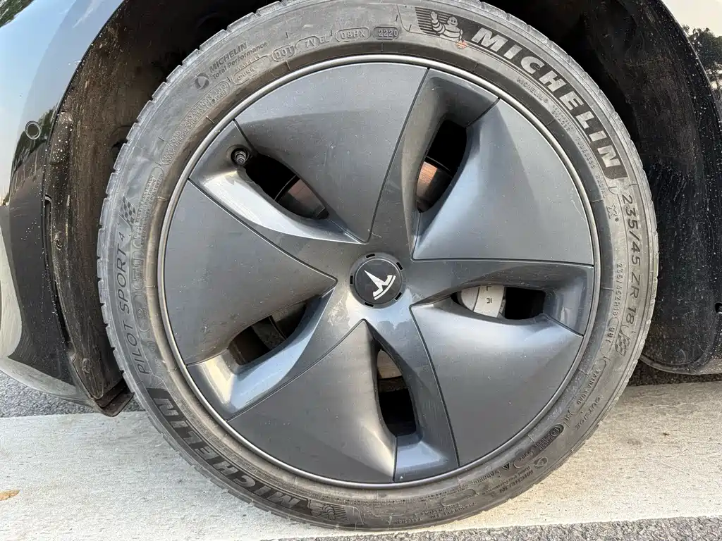 Tesla Model 3 — миниатюра 10