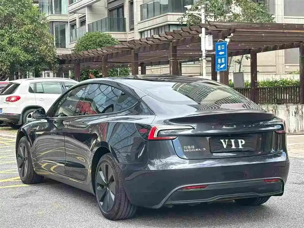 Tesla Model 3 — миниатюра 9
