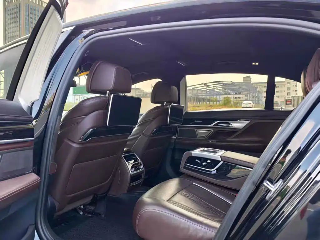 BMW 7 Series — миниатюра 4