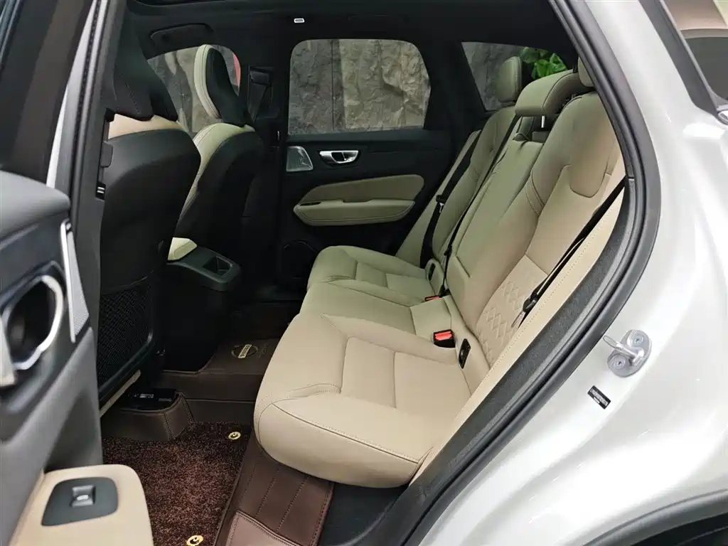 Volvo XC60 2025 B5 Luxury