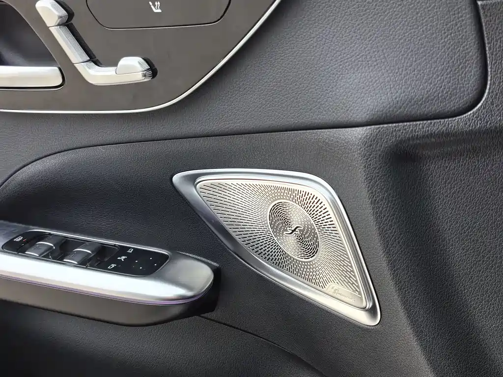 Mercedes-Benz C-Class — миниатюра 6
