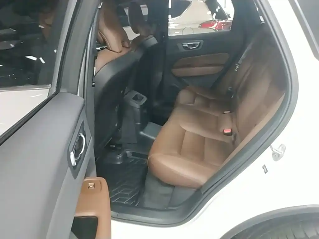 Volvo XC60 PHEV — миниатюра 17