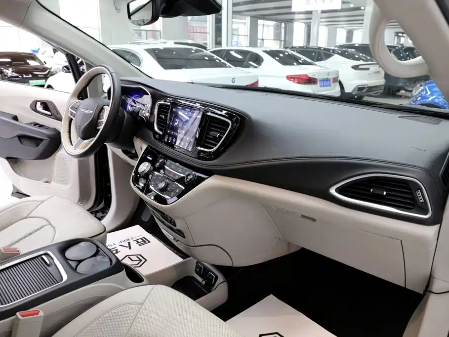 Chrysler Grand Voyager (Import) — миниатюра 18