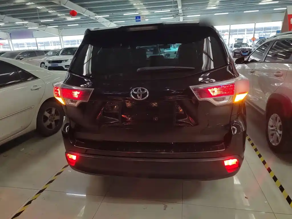 Toyota Highlander 2015 2.0T Luxury 7 мест