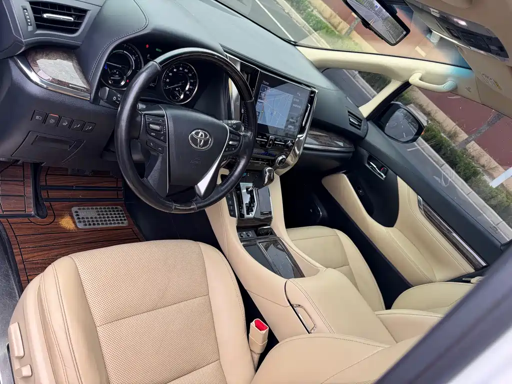 Toyota Alphard — миниатюра 5