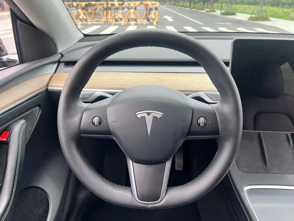 Tesla Model Y — миниатюра 17