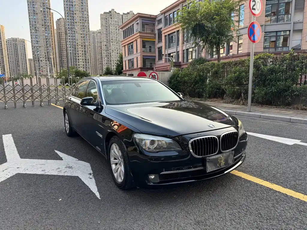 BMW 7 Series — миниатюра 8