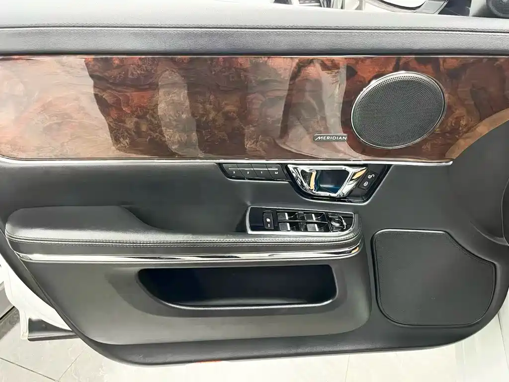Jaguar XJ — миниатюра 13