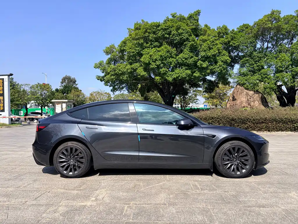 Tesla Model 3 — миниатюра 7