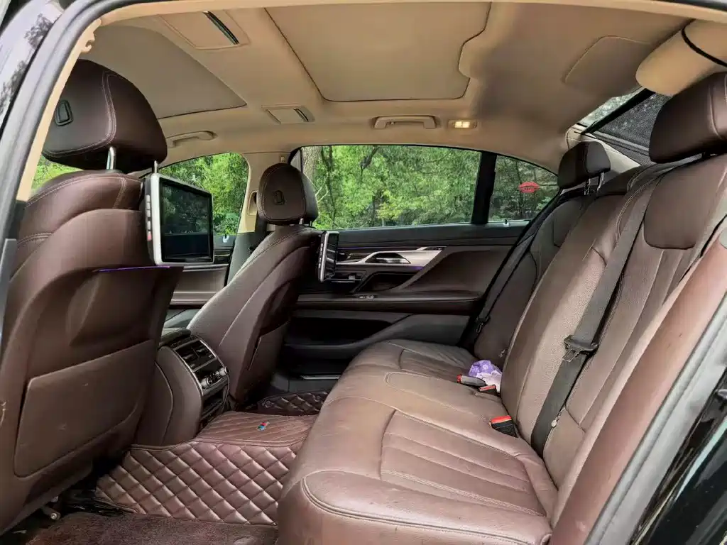 BMW 7 Series — миниатюра 5