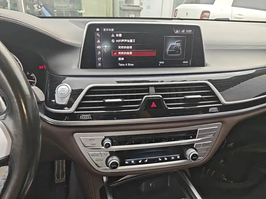 BMW 7 Series — миниатюра 13