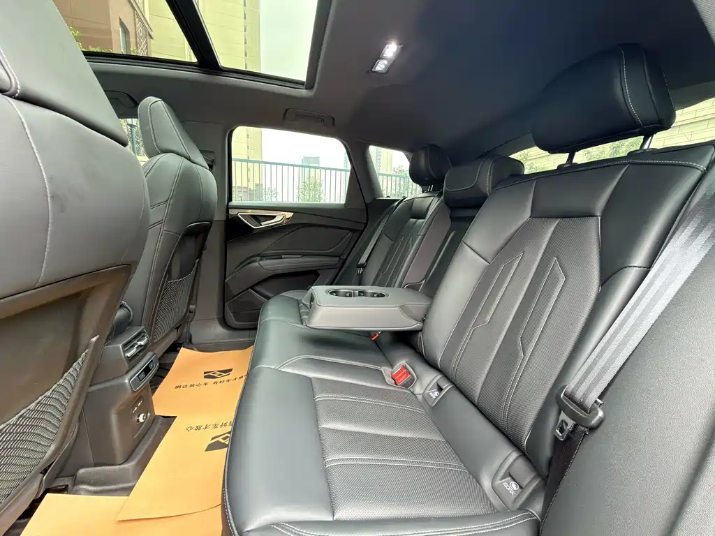Audi Q4 e-tron — миниатюра 5