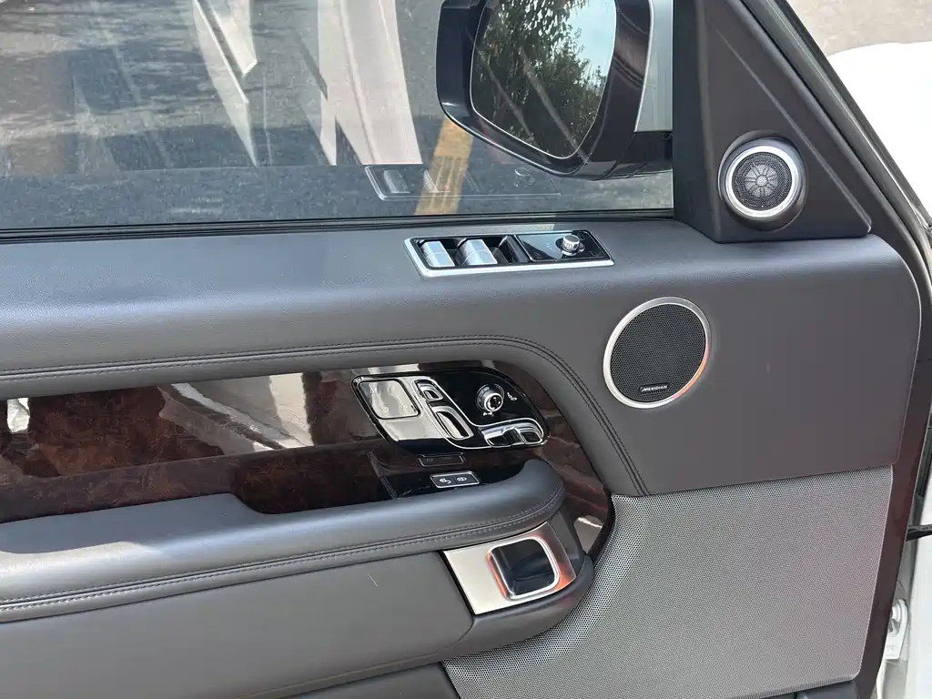 Land Rover Range Rover — миниатюра 5