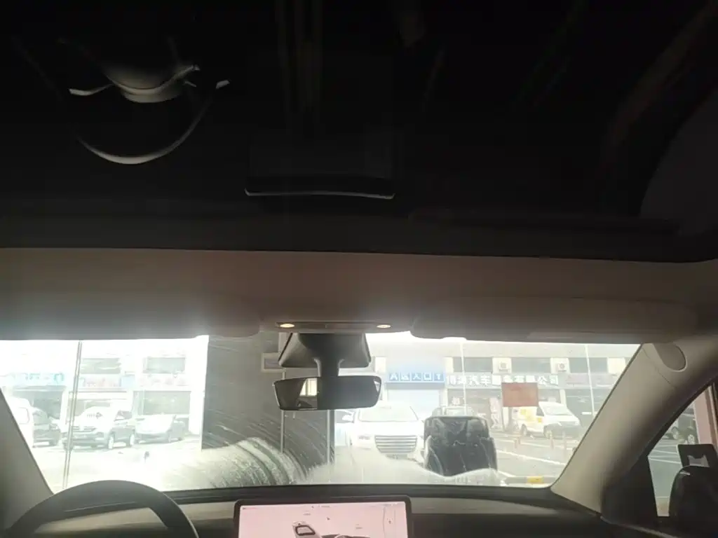 Tesla Model Y — миниатюра 18