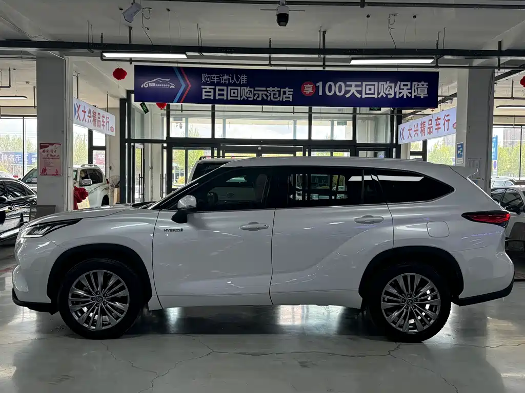 Toyota Highlander 2023 2.5L Luxury 7 мест