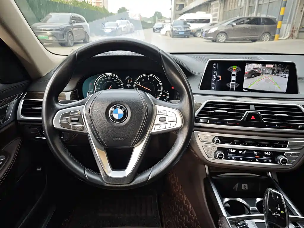 BMW 7 Series — миниатюра 4