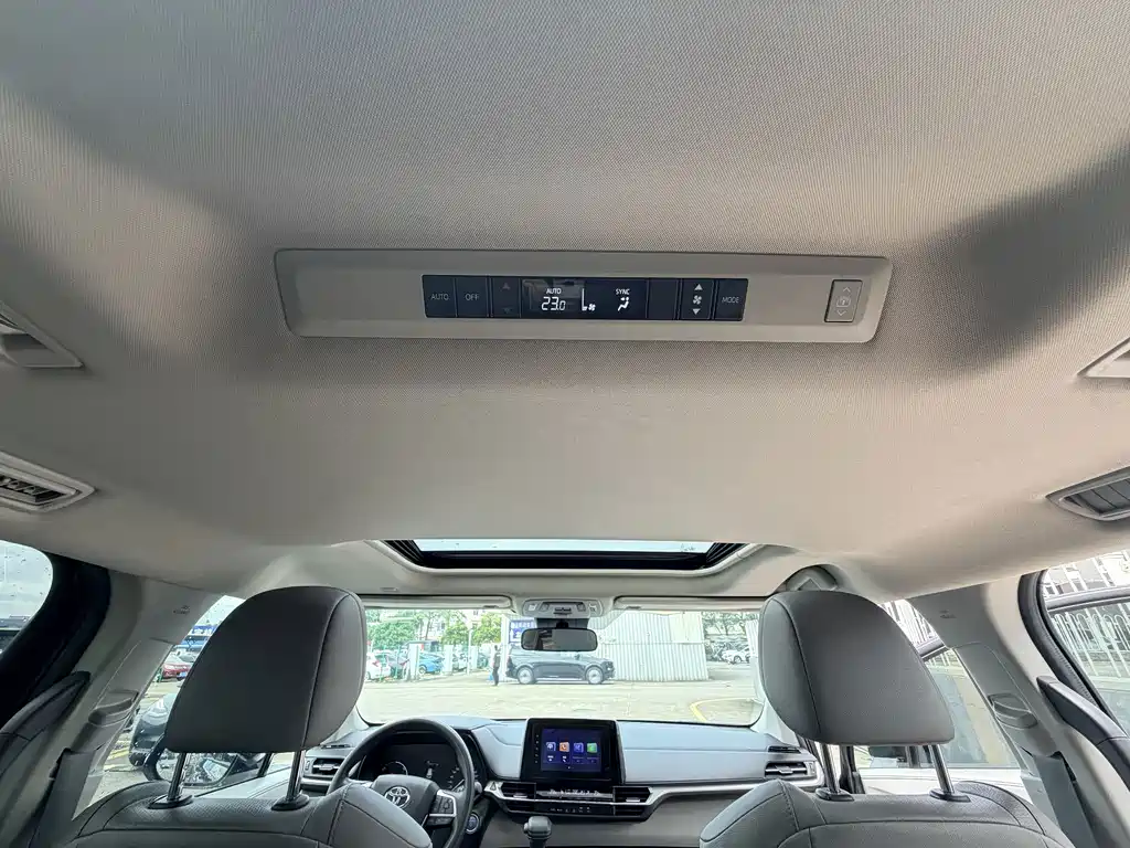 Toyota Granvia — миниатюра 12