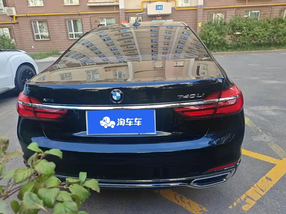 BMW 7 Series — миниатюра 4