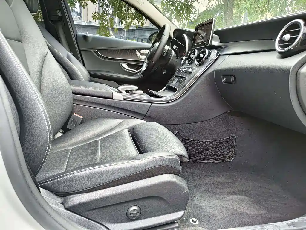 Mercedes-Benz C-Class — миниатюра 6