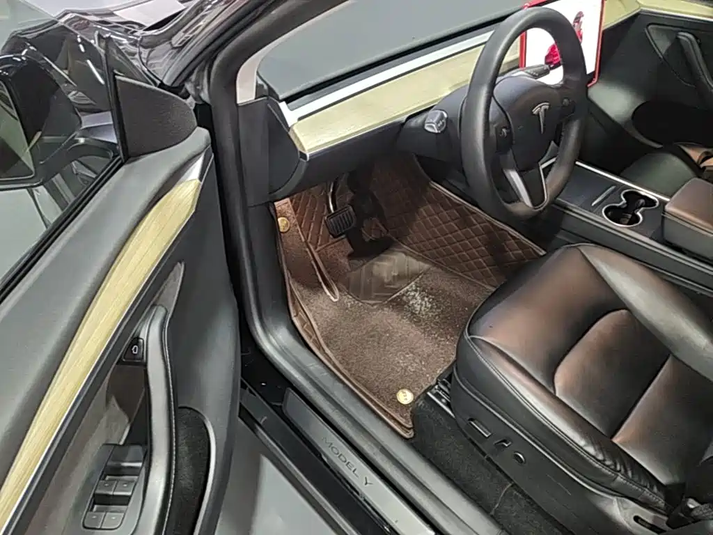 Tesla Model Y — миниатюра 16