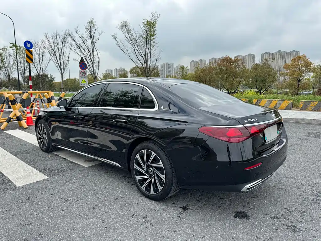 Mercedes-Benz E-Class — миниатюра 6