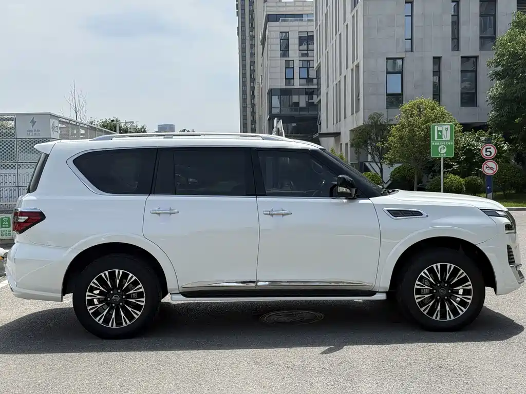 Nissan Patrol — миниатюра 5