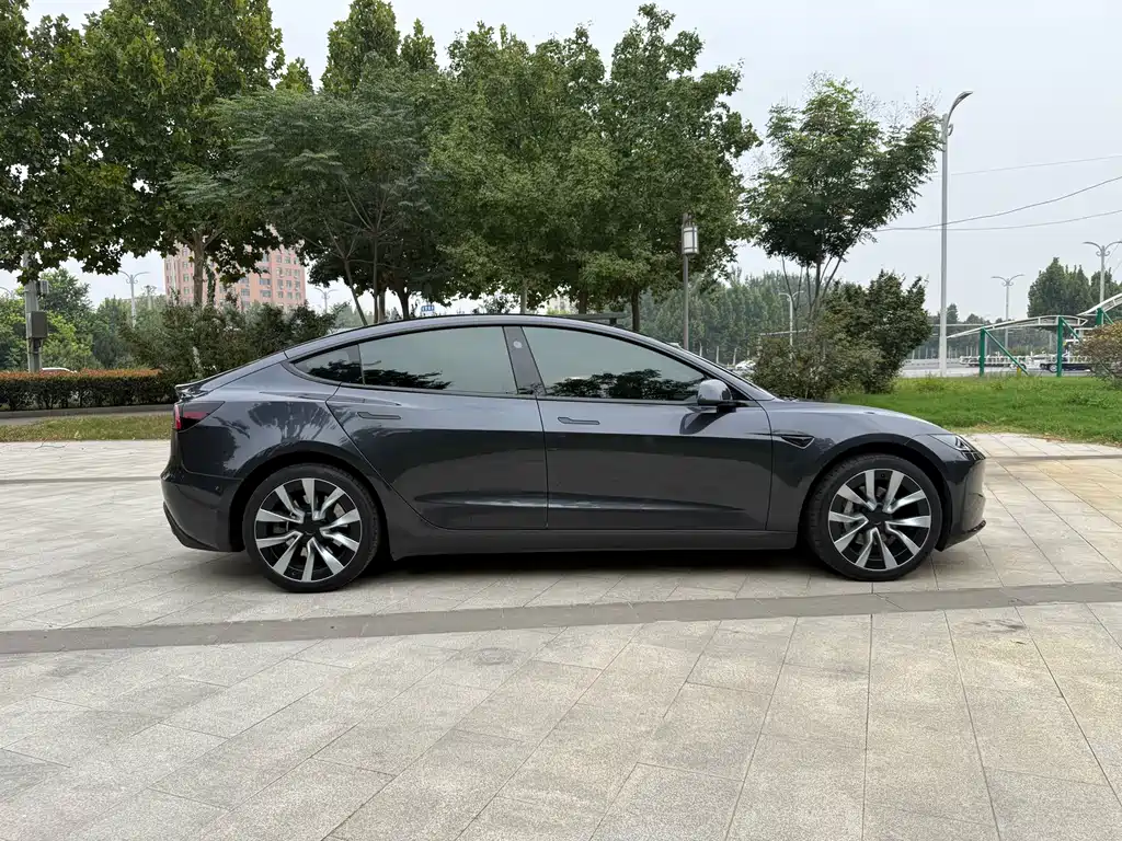 Tesla Model 3 — миниатюра 4