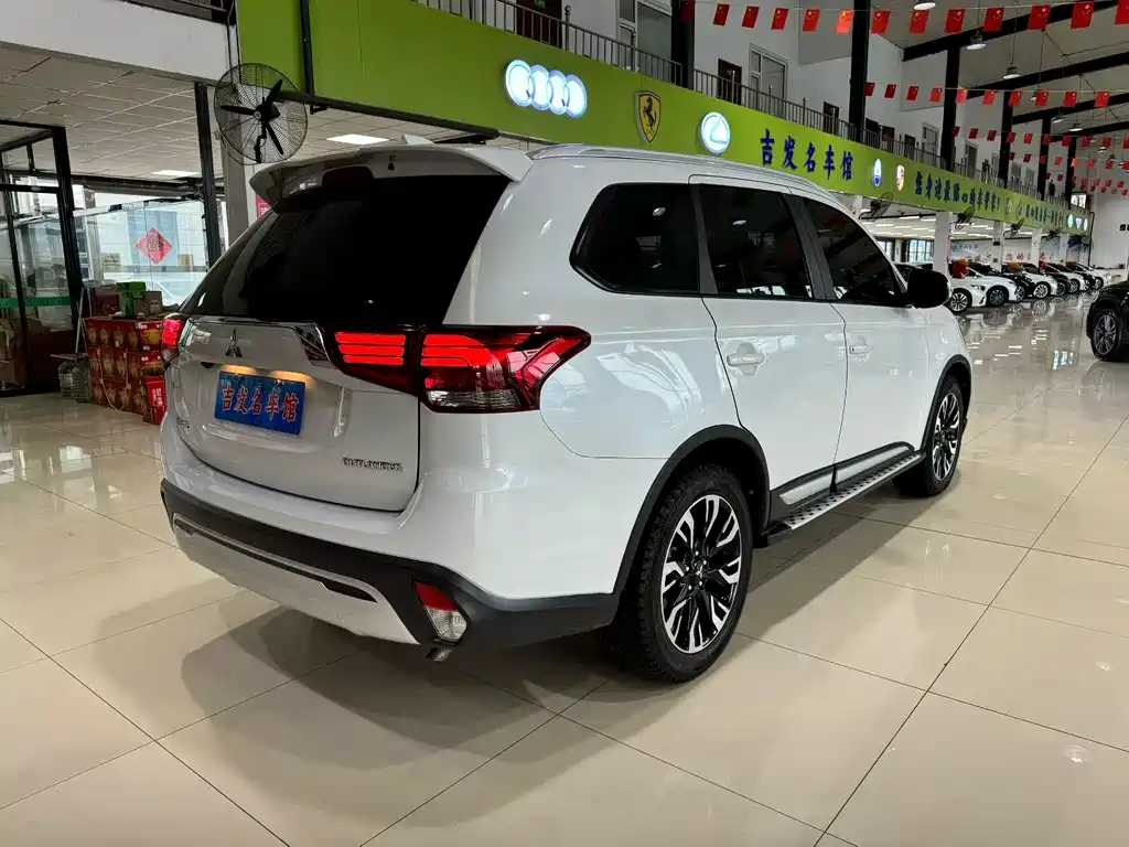 MITSUBISHI OUTLANDER
