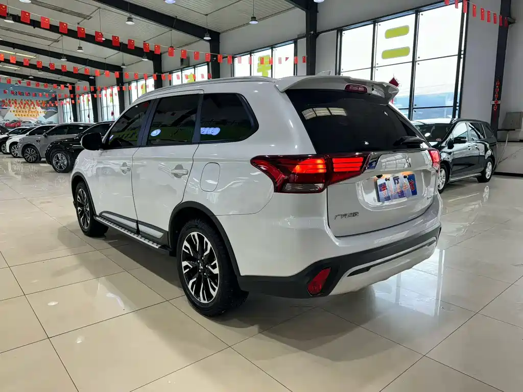 MITSUBISHI OUTLANDER