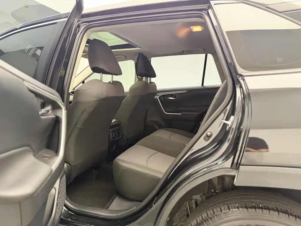 Toyota RAV4 — миниатюра 10