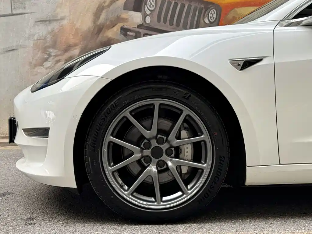 Tesla Model 3 — миниатюра 6