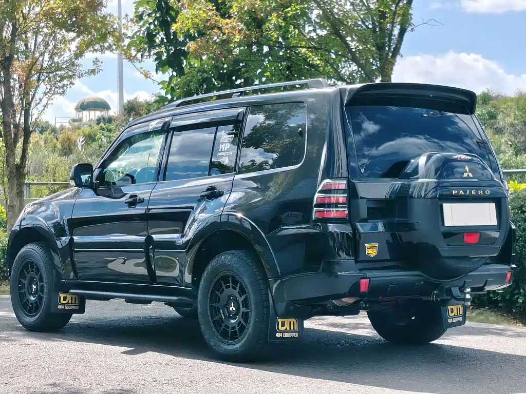 Mitsubishi Pajero (Import) — миниатюра 6