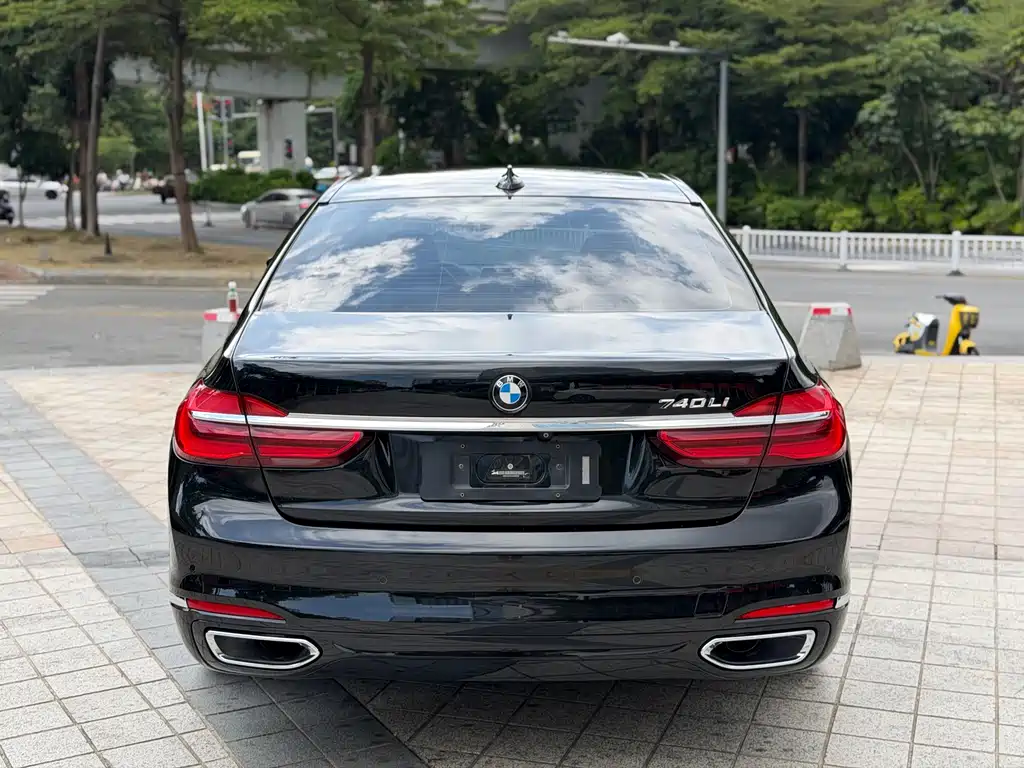 BMW 7 Series — миниатюра 5