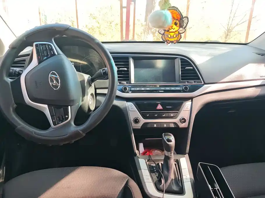 Hyundai Elantra — миниатюра 12