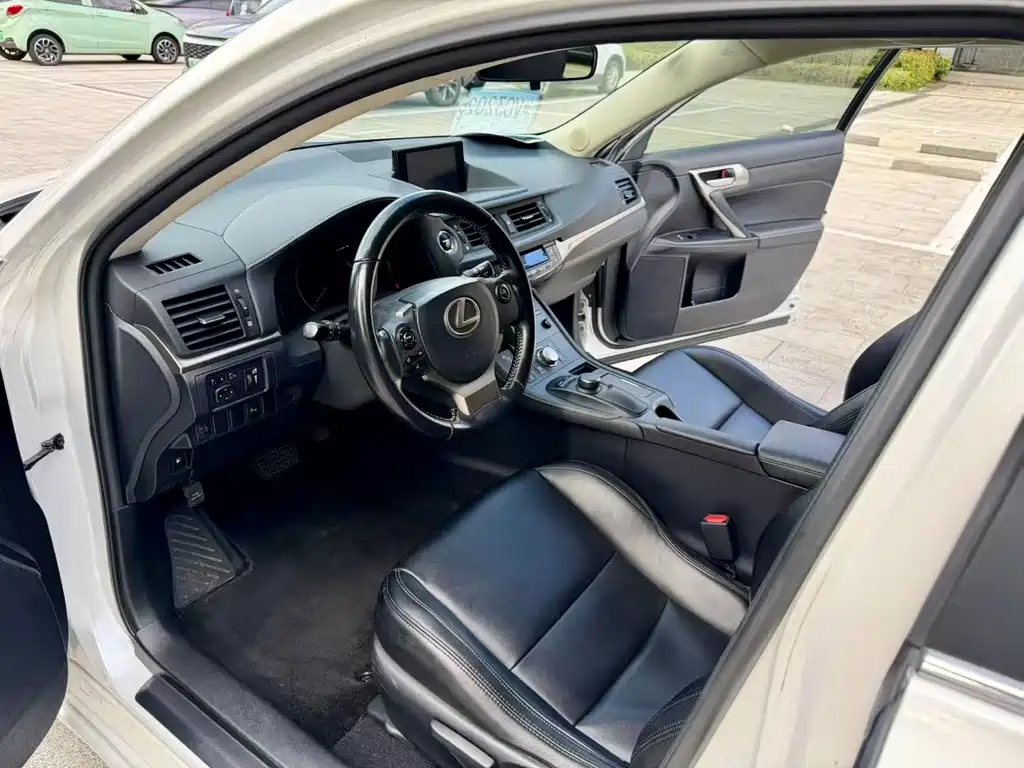Lexus CT — миниатюра 7