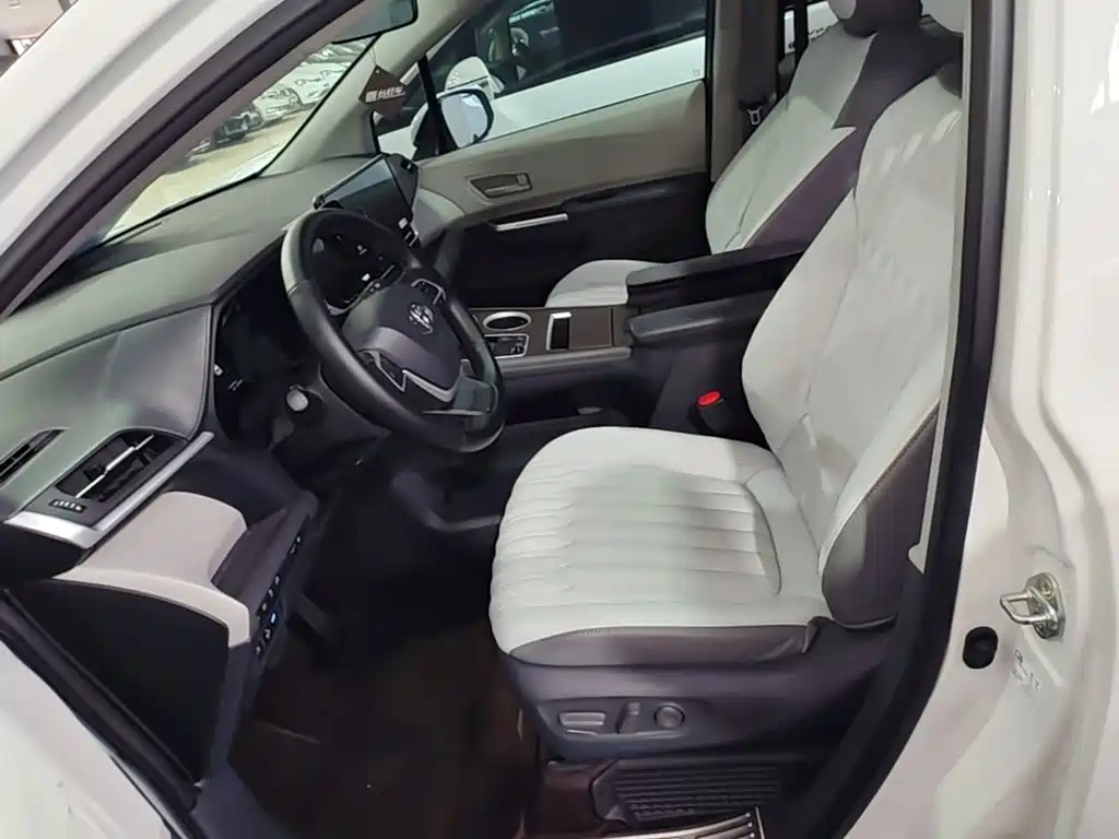 Toyota Granvia — миниатюра 15