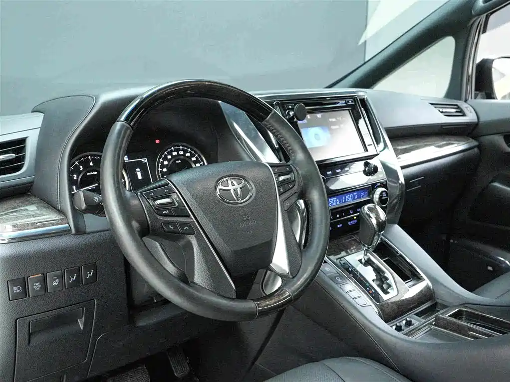 Toyota Alphard — миниатюра 7