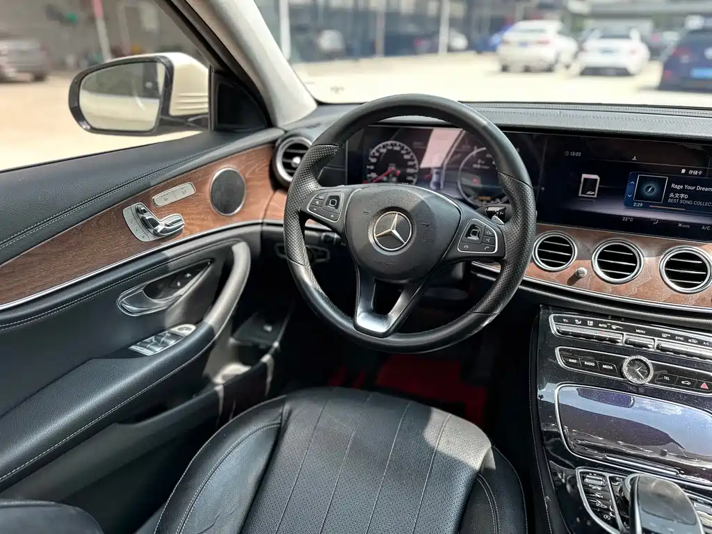 Mercedes-Benz E-Class — миниатюра 13