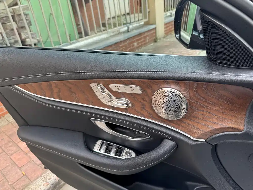 Mercedes-Benz E-Class — миниатюра 6
